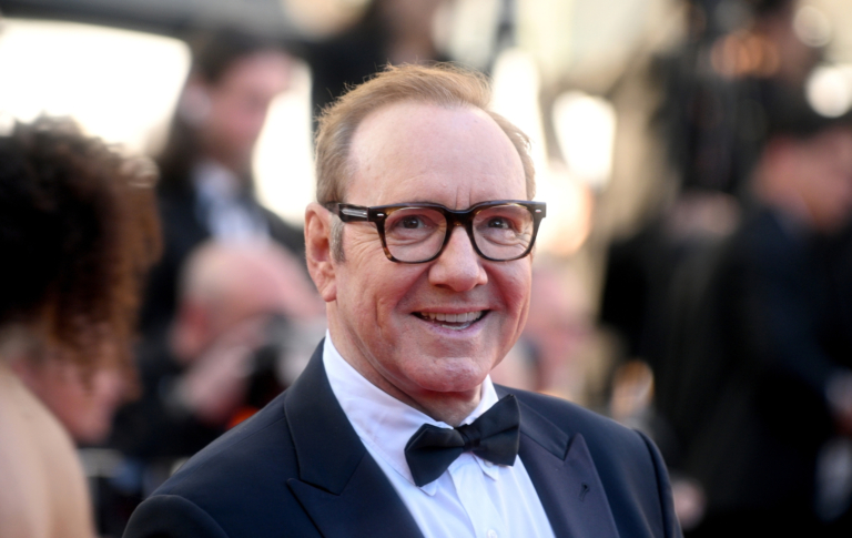 Kevin Spacey fait face à des réactions négatives pour avoir vendu une bague patriotique de collection « indésirable » : « Qui vous a trompé en vous faisant croire que c'était une bonne idée ? Kevin Spacey in a suit