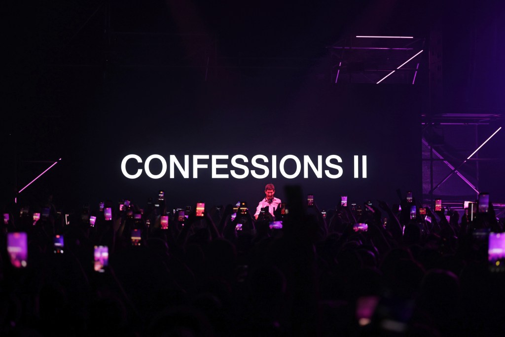 Tout ce qu'il faut savoir sur Confessions II de Madonna La reine de la pop est de retour avec Confessions II, le premier album de Madonna depuis 7 ans, et elle est sur la piste de danse ! Le quinzième album studio de l'auteur-compositeur-interprète et producteur de « Vogue », âgé de 67 ans, regorge de morceaux dance et de morceaux pop qui ne manqueront pas de constituer la bande originale du reste de notre été. Voici tout ce que vous devez savoir sur Madonna's Confessions II… Madonna's Confessions II est-elle une suite ? Oui, Confessions II de Madonna, également connu sous le nom de Confessions on a Dance Floor: Part II, est une suite de son album de 2005, Confessions on a Dance Floor. L'album s'inscrit dans la continuité de l'exploration sonore de Madonna de la danse et de la musique électronique. Cette fois, elle a fait remarquer qu'elle s'était inspirée du climat sociopolitique mondial. Pour se distraire, elle a décidé de créer de la musique entraînante pour elle et ses fans. Pour l'album, elle a retrouvé le co-scénariste et coproducteur de l'album original, Stuart Price. Elle a également travaillé avec Martin Garrix, Cirkut et Andrew Watt. Qui apparaît dans Confessions II de Madonna ? Sur l'album, Madonna présente un certain nombre d'invités musicaux, des pop stars aux membres de sa famille. La princesse de la pop Sabrina Carpenter apparaît sur le quatrième morceau de l'album,
