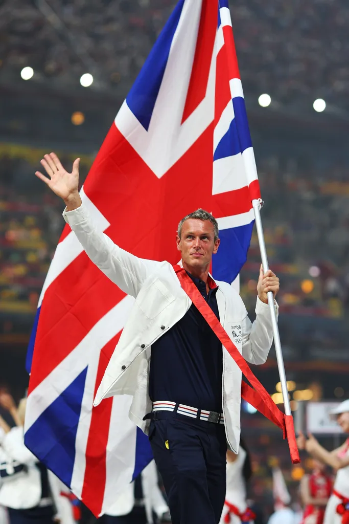 Mark Foster porte le drapeau de la Grande-Bretagne lors de la cérémonie d'ouverture des Jeux olympiques de Pékin en 2008.