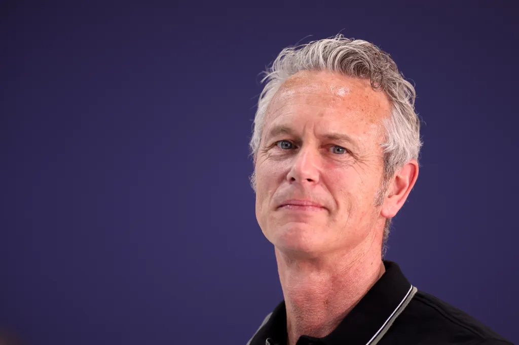 Tête de Mark Foster sur fond bleu foncé