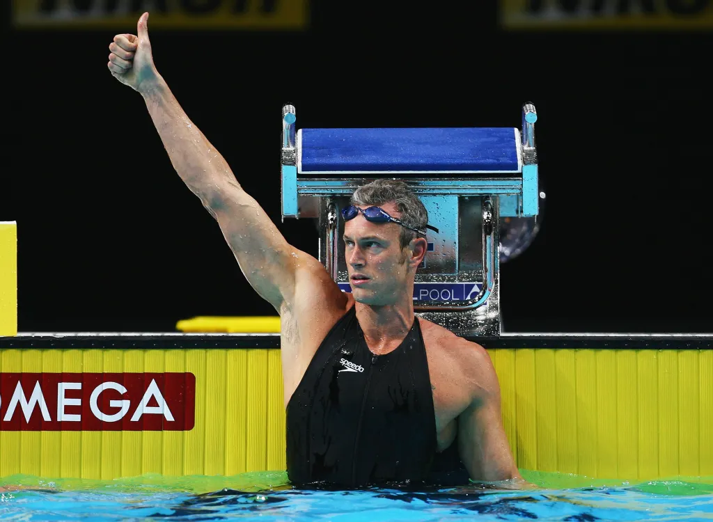Mark Foster en compétition en 2008, il est dans la piscine en levant son pouce