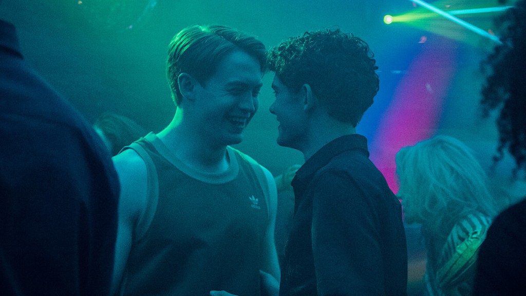 extrait de Heartstopper Forever : Nick et Charlie dans un club