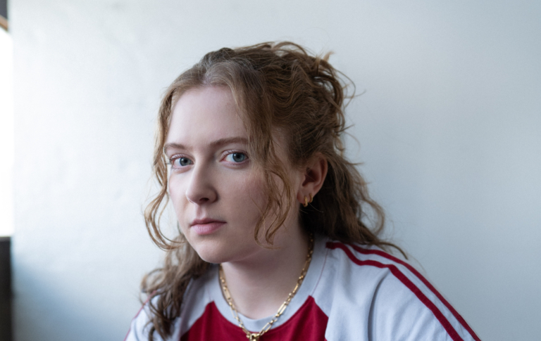 Alice Oseman parle du dernier chapitre de Heartstopper : « C'est normal de vouloir cette fin heureuse » Alice Oseman headshot