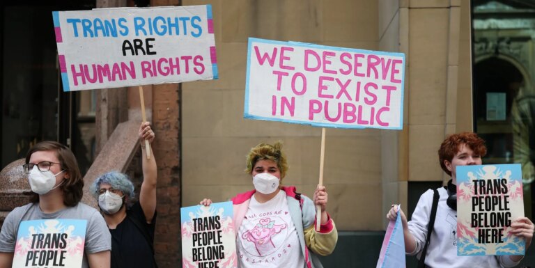 Les défenseurs et les députés exhortent le gouvernement à supprimer le code EHRC de « ségrégation » trans A protest outside the EHRC in 2025