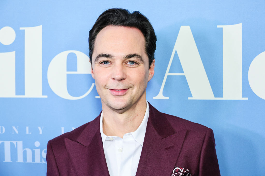 Jim Parsons dit qu'il était « misérable » au plus fort de The Big Bang Theory The Big Bang Theory star Jim Parsons in a burgundy suit and white shirt