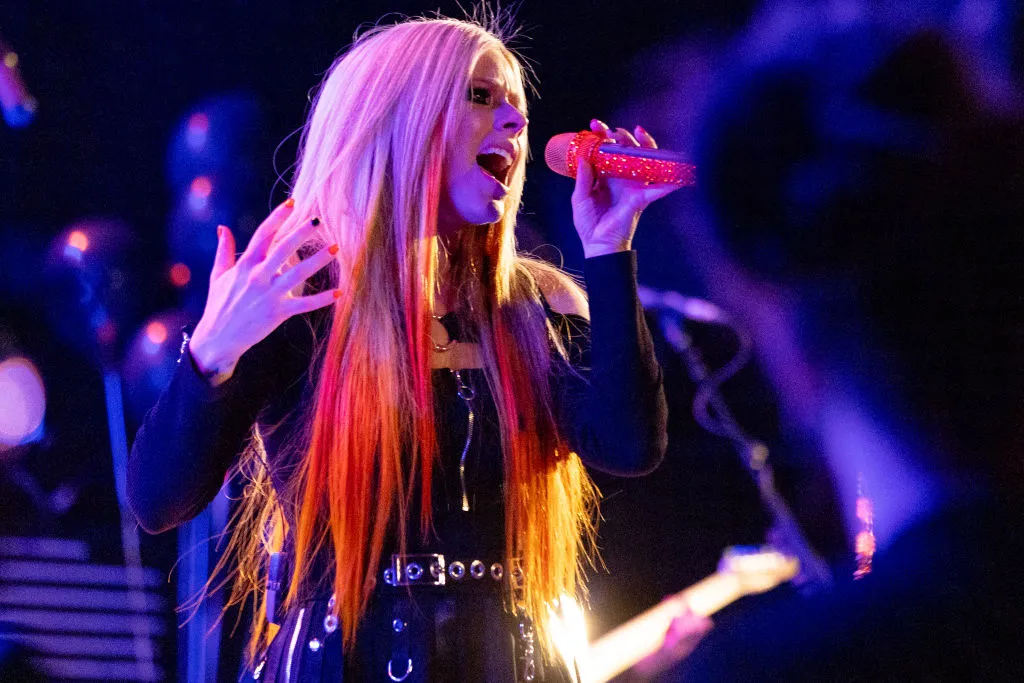 Avril Lavigne se produit en direct au Roxy pour SiriusXM et la série Small Stage de Pandora à Los Angeles