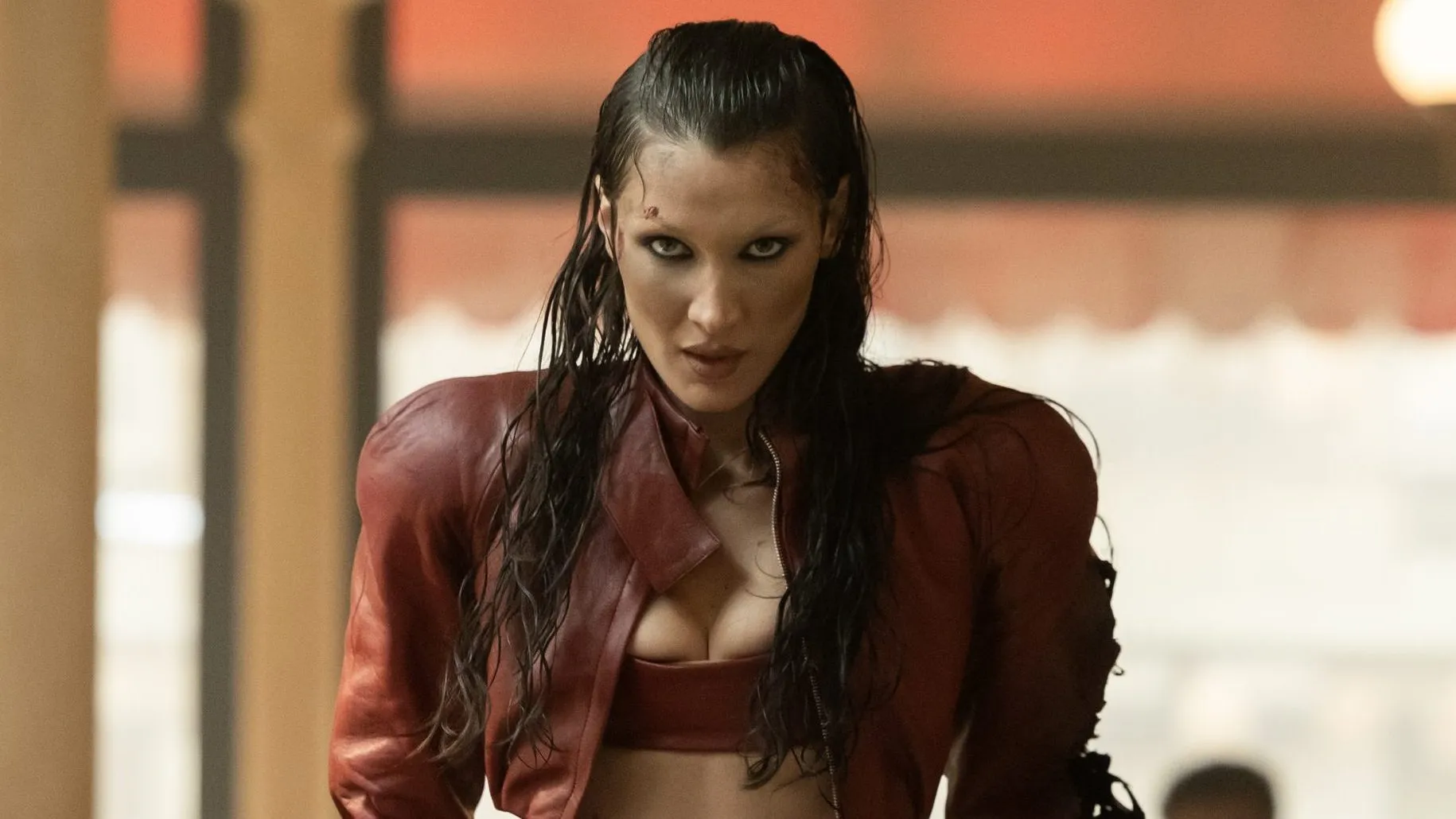 Bella Hadid dans le rôle de Ruby dans La Belle