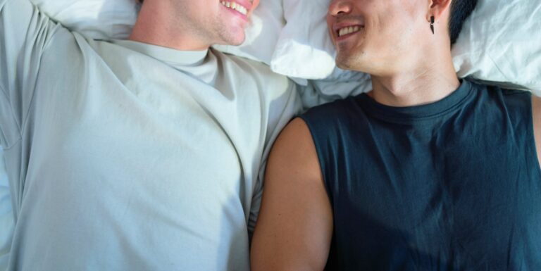 La diarrhée sexuellement transmissible se propage rapidement parmi les hommes homosexuels au Royaume-Uni two men in bed