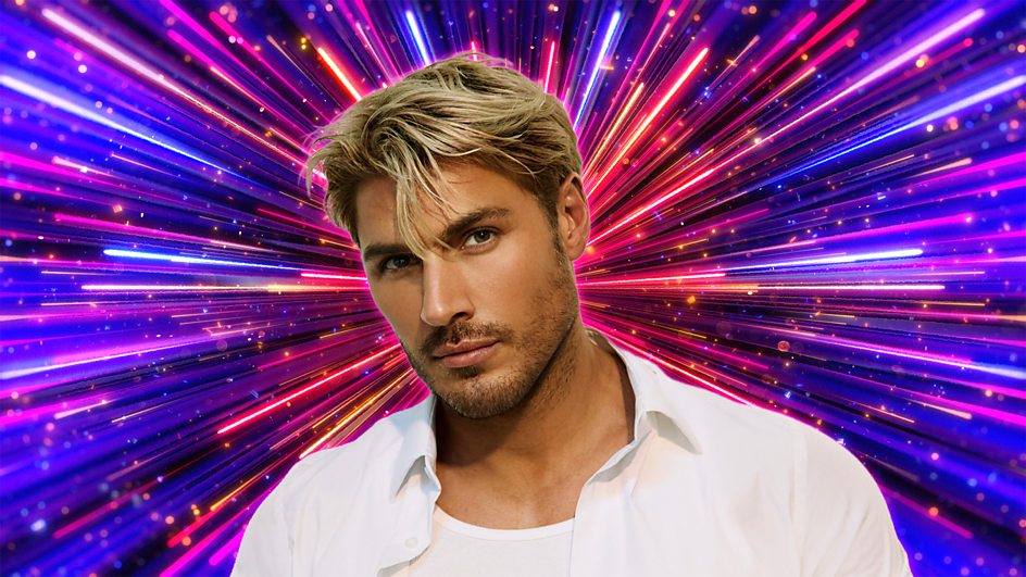 Chris Appleton devant un feu d'artifice coloré