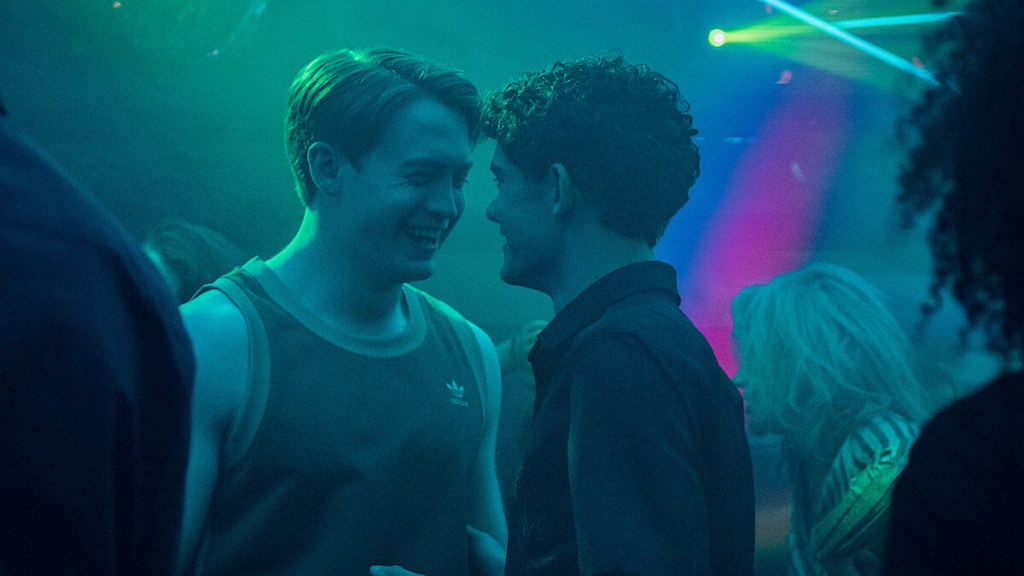 Heartstopper toujours : Kit Connor et Joe Locke sur le tournage d'un club