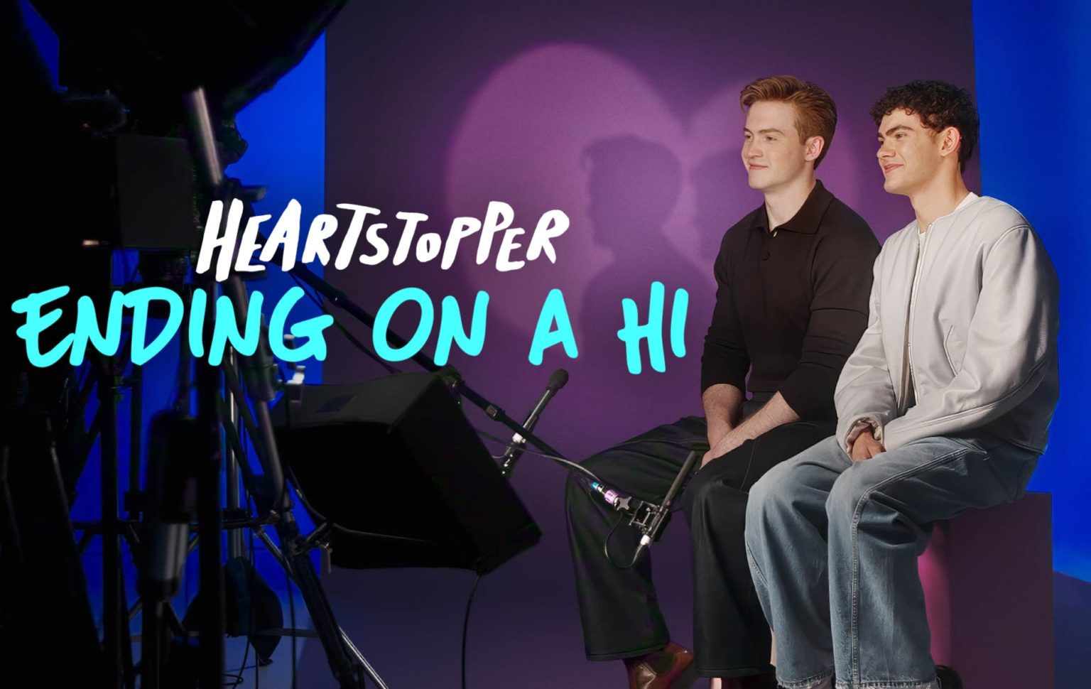 Tout ce que vous devez savoir sur Heartstopper : Fin sur un documentaire Hi Heartstopper: Ending on a Hi still: Kit Connor and Joe Locke sat on set