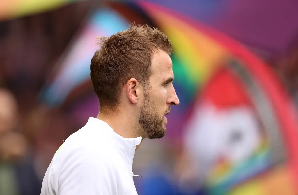 Harry Kane avec un drapeau flou de la Progress Pride derrière lui
