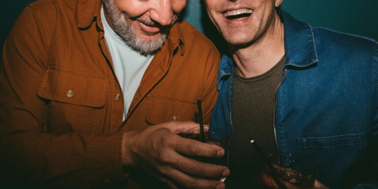 De plus en plus de Britanniques pensent qu'il est acceptable de faire des blagues gays, selon une étude two men laughing