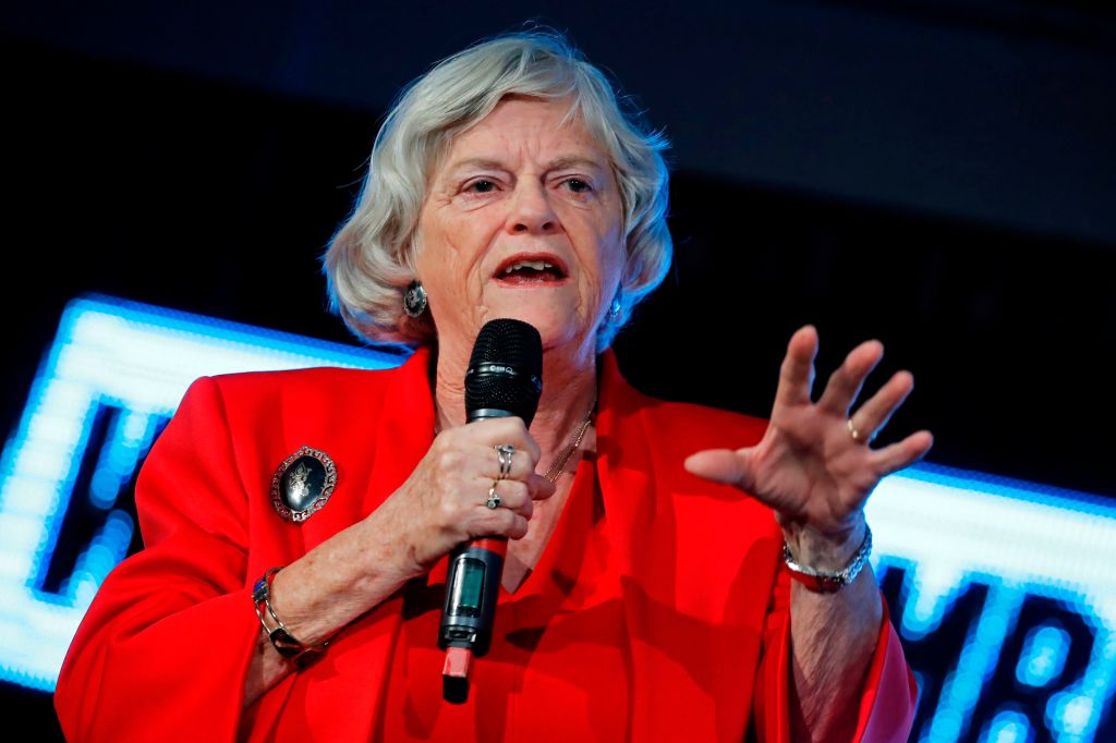 Ann Widdecombe prononçant un discours dans un rouge flamboyant