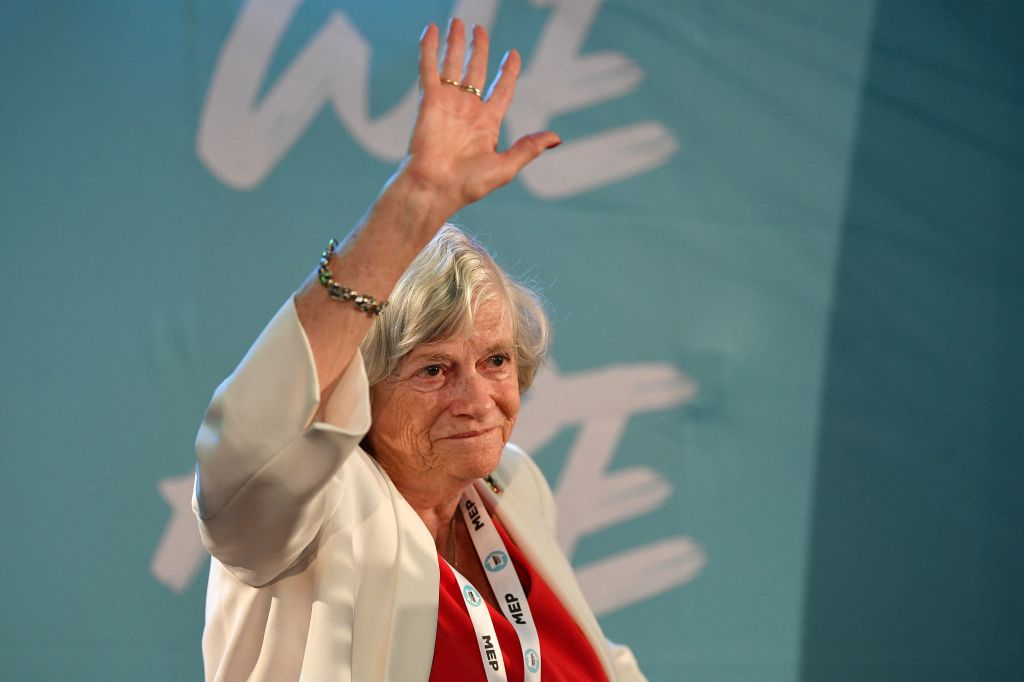 Ann Widdecombe, levant la main alors qu'elle part après avoir assisté à un événement du Brexit Party