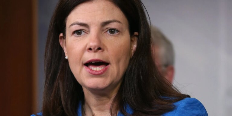Le gouvernement du New Hampshire signe une loi exigeant que les écoles excluent les élèves trans New Hampshire Governor Kelly Ayotte