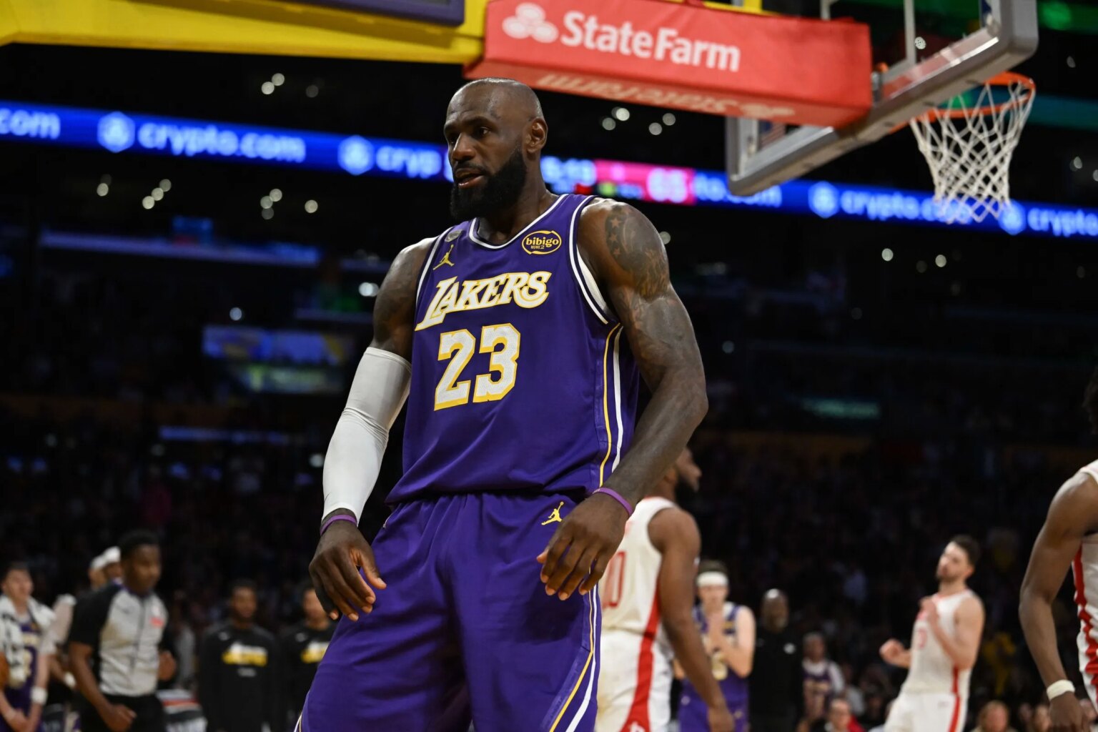 15 célébrités qui ont grandi dans la pauvreté et qui en ont parlé Los Angeles, CA - April 29: LeBron James #23 of the Los Angeles Lakers reacts foul against the Houston Rockets in the second half of game 5 of a Western Conference first-round NBA playoff basketball