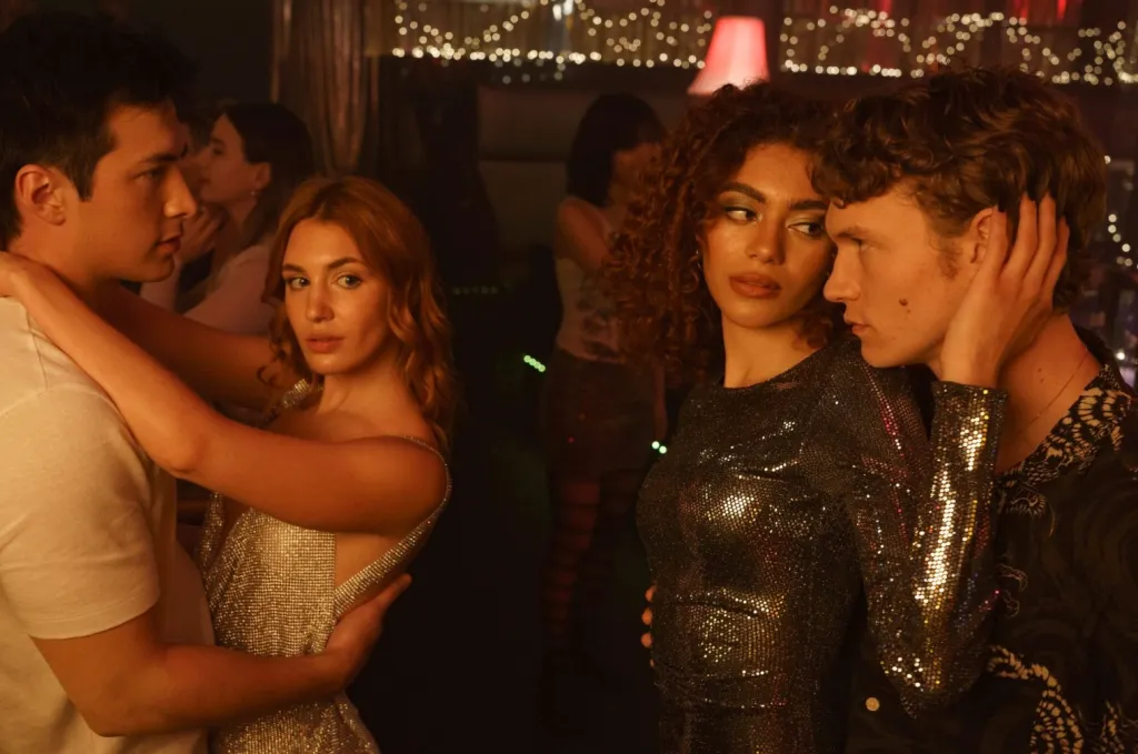 Hudson Williams, Sophie Nélisse, Ksenia Daniela Kharlamova et Connor Storrie dans Heated Rivalry