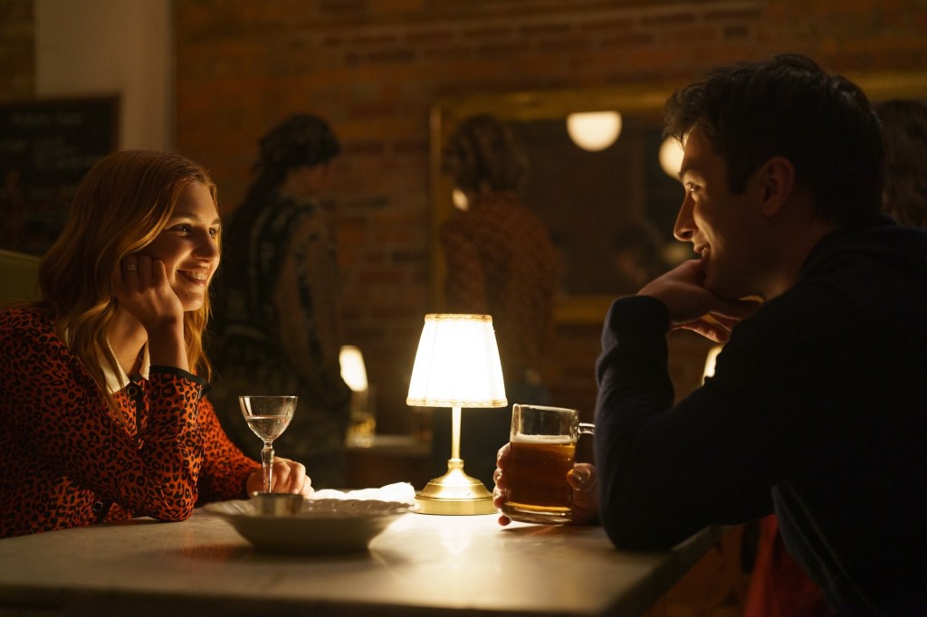 Sophie Nélisse dans le rôle de Rose Landry et Hudson Williams dans le rôle de Shane Hollander