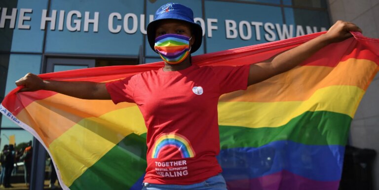 La tentative du Botswana de légaliser le mariage égalitaire se heurte à une résistance religieuse Activists carry a rainbow flag outside the Botswana High Court on October 12, 2021