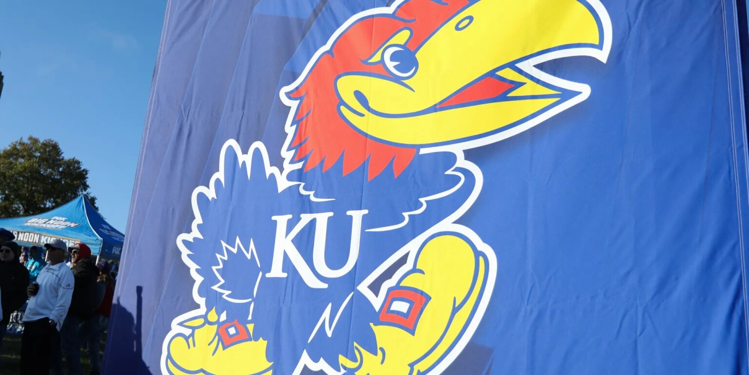 L'Université du Kansas envoie un avis légal à un employé trans pour avoir utilisé les toilettes des femmes University of Kansas mascot the Jayhawk