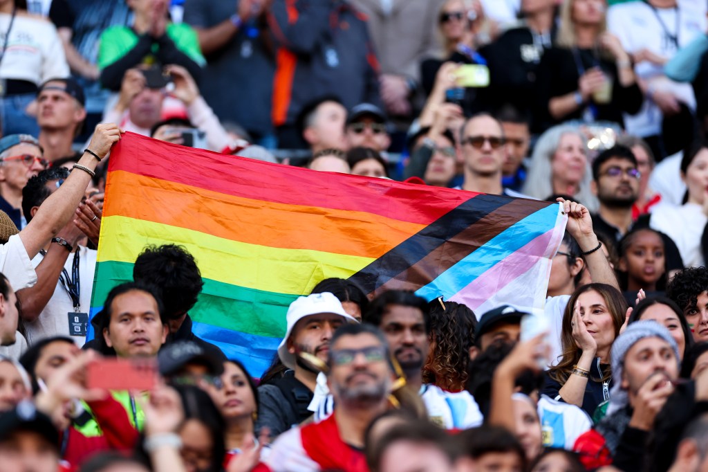 et brandit un drapeau arc-en-ciel lors du match du groupe G de la coupe du monde de la FIFA 2026 entre l'Égypte et l'Iran au stade de Seattle