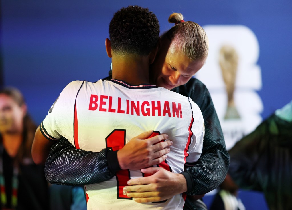Jude Bellingham n°10 d'Angleterre et Erling Haaland n°9 de Norvège s'embrassent dans le tunnel avant le match de quart de finale de la Coupe du Monde de la FIFA 2026