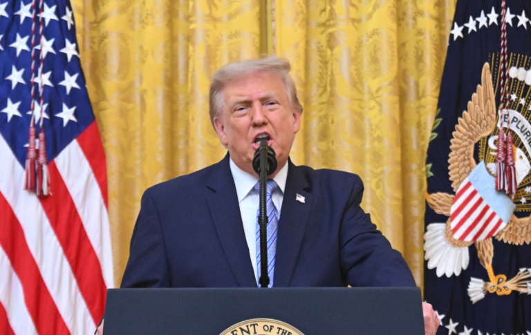 Le discours de Donald Trump à la Maison Blanche cible la communauté transgenre… encore une fois U.S. President Donald Trump addresses the nation from the East Room of the White House