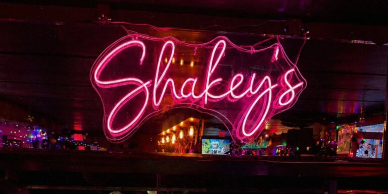 Un homme armé tué par la police après avoir prétendument ouvert le feu devant un bar gay Shakey
