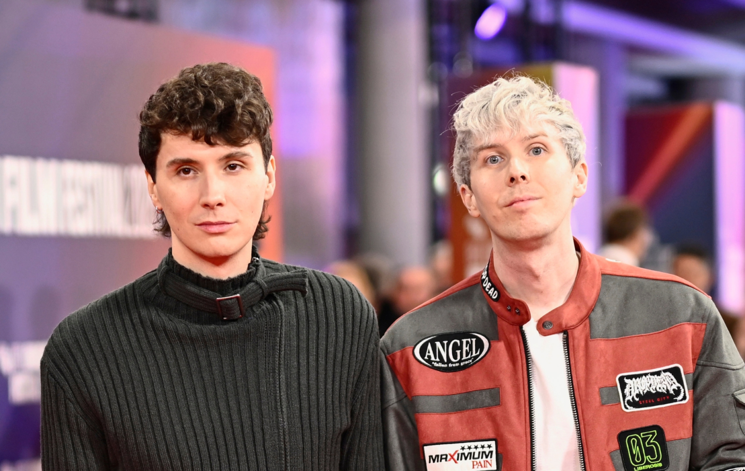Les YouTubeurs Dan et Phil affirment que la démonétisation les a affectés simplement parce qu'ils se disaient « gays » Daniel Howell and Phil Lester