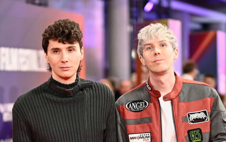 Les YouTubeurs Dan et Phil affirment que la démonétisation les a affectés simplement parce qu'ils se disaient « gays » Daniel Howell and Phil Lester