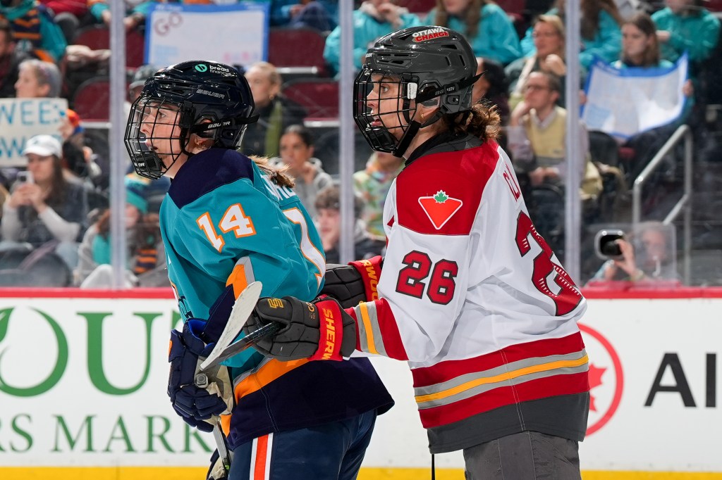 Emily Clark #26 de l'Ottawa Charge affronte Jaime Bourbonnais #14 des New York Sirens lors d'un match