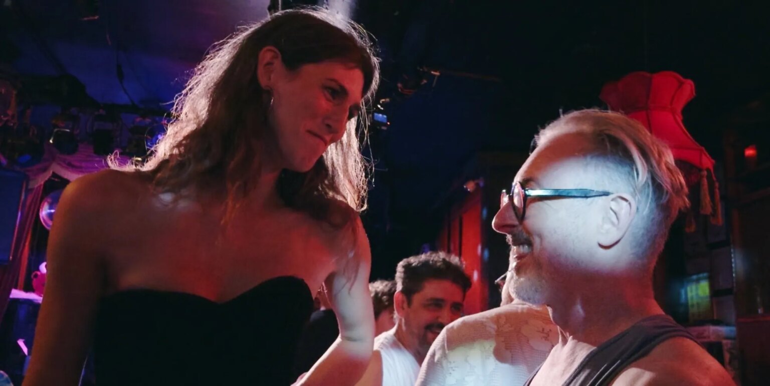 Daphné du Club Cumming toujours au bar « spécial » d'Alan Cumming et à l'état effrayant de l'Amérique Daphne Always with Alan Cumming