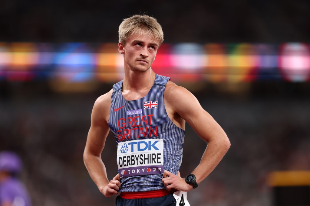 Seamus Derbyshire participe au 400 m haies.