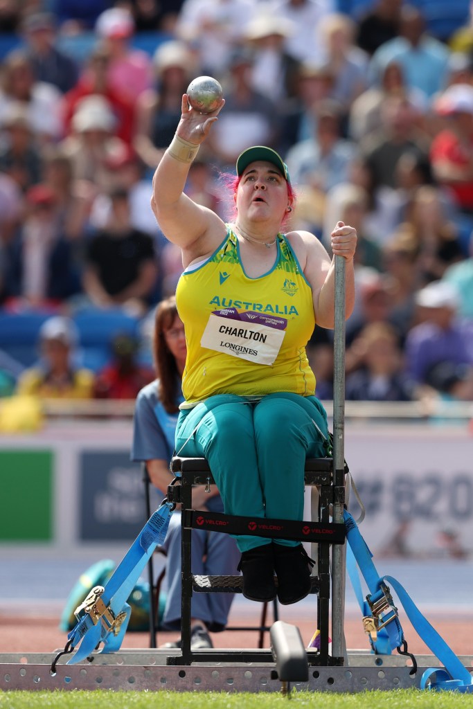 Julie Charlton participe au lancer du poids.