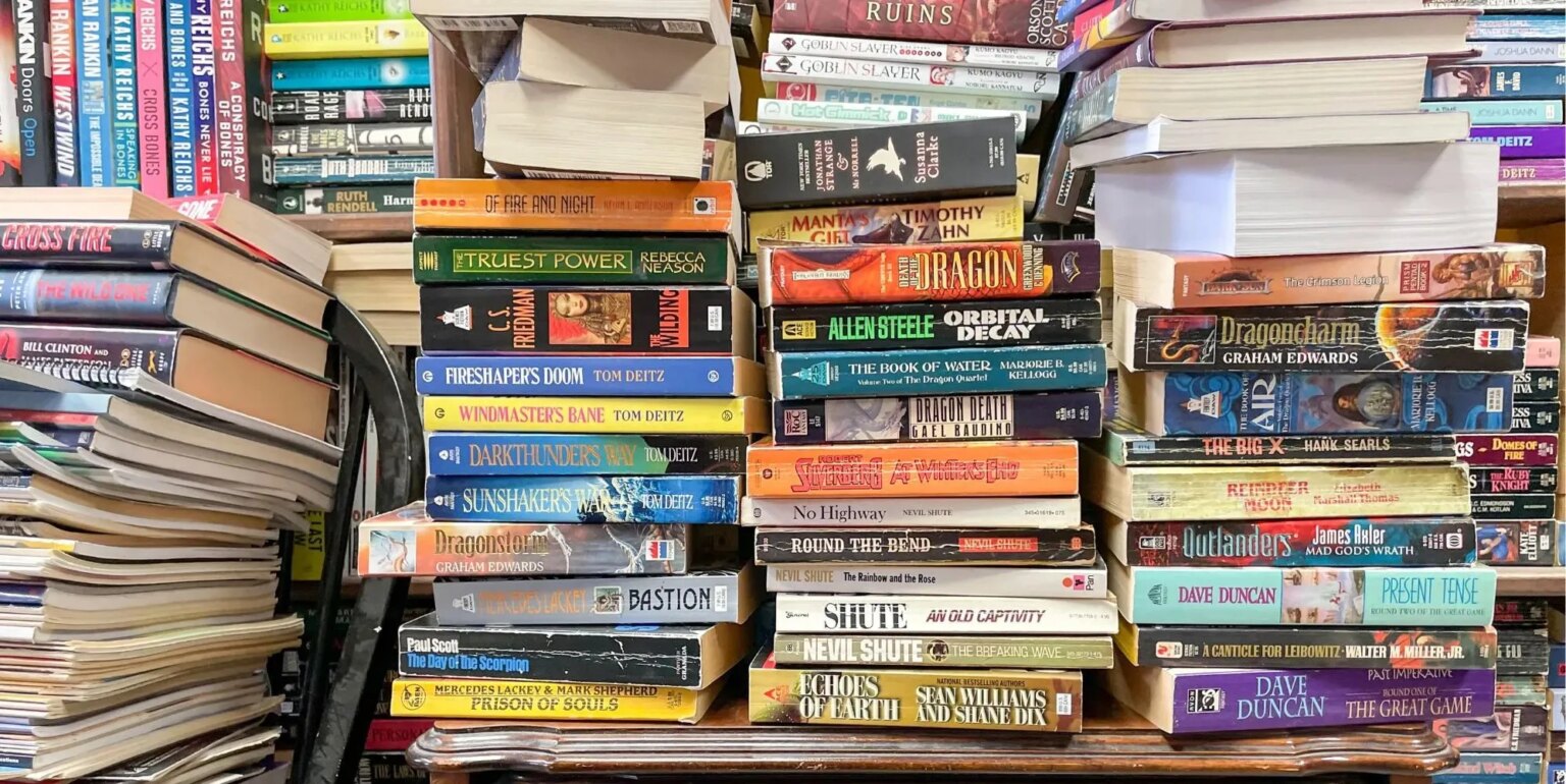 L'interdiction des livres en Floride oblige les bibliothèques à évaluer « l'option nucléaire » consistant à supprimer la fiction stacks of books