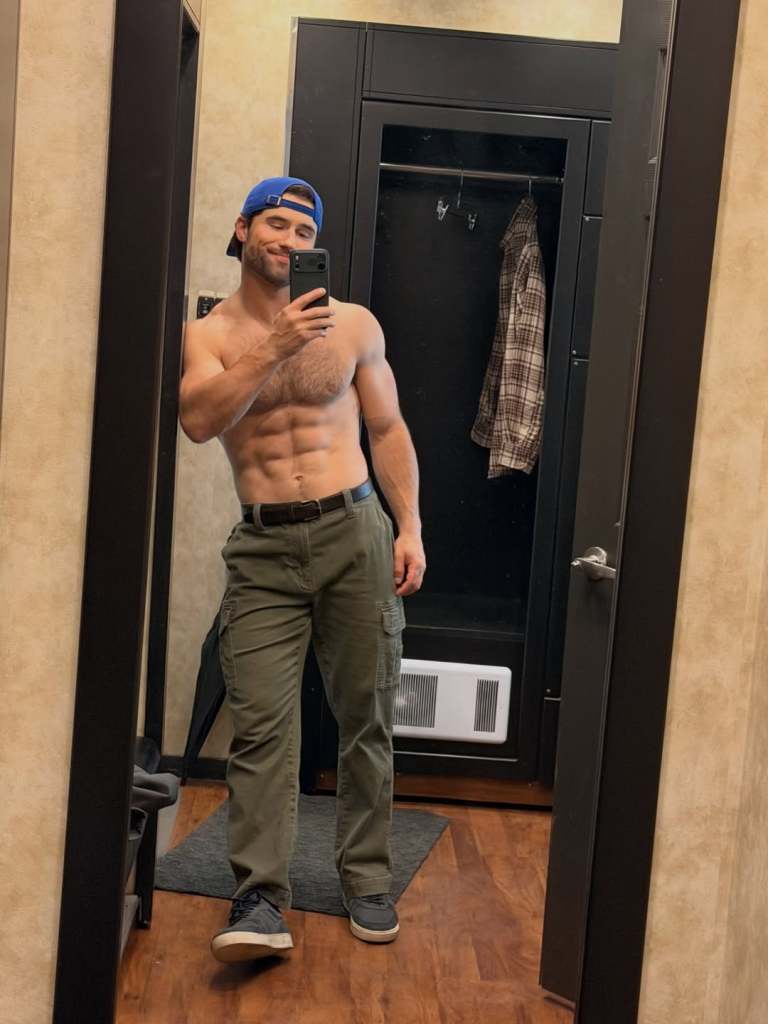 Robbie GK a ravi les fans avec un selfie torse nu