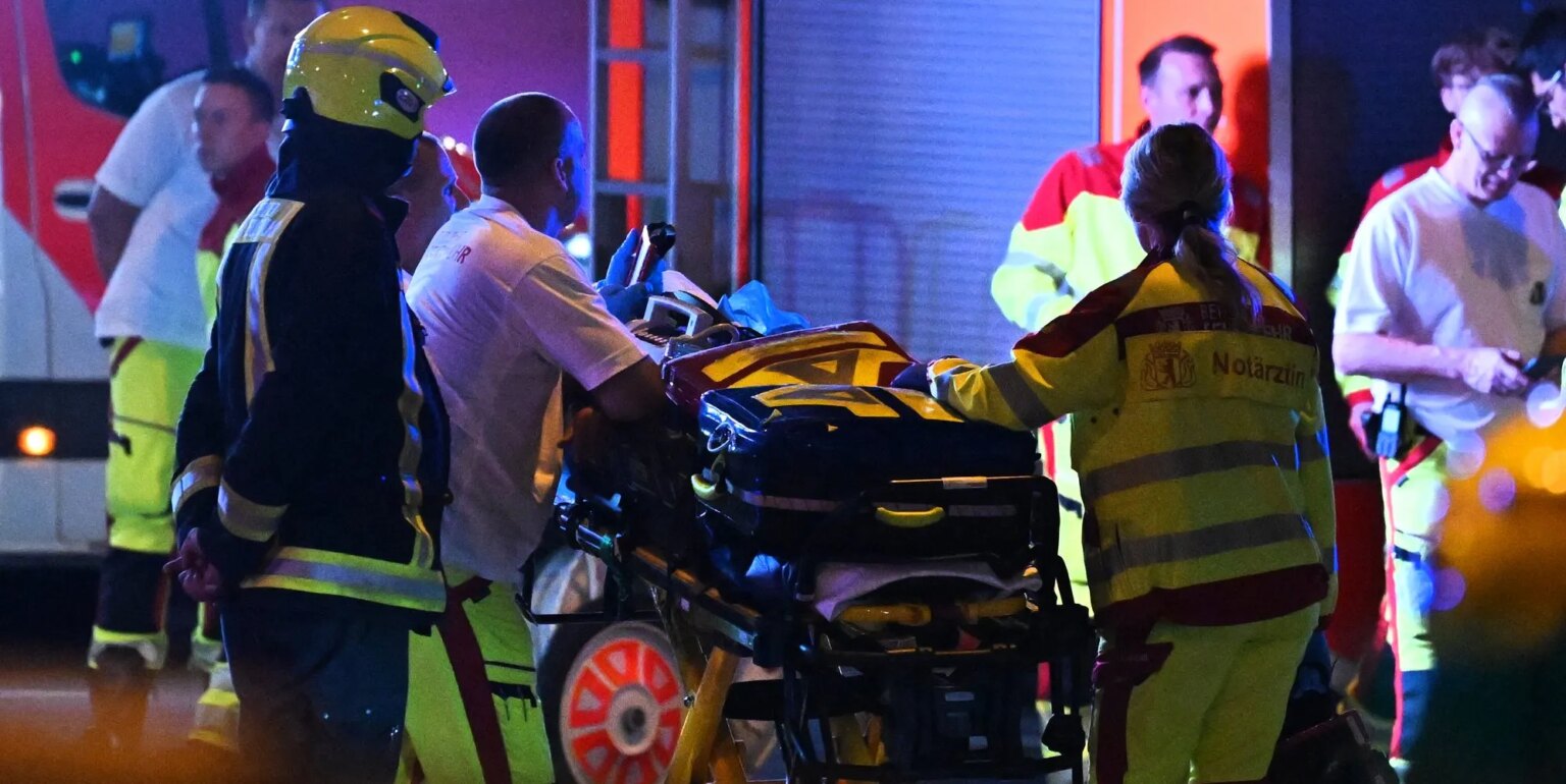 Un mort et plusieurs blessés lors de l'annulation du défilé de la fierté de Berlin après qu'un véhicule a heurté la foule Emergency personnel and police work near the scene where one person was killed and around 15 injured after a car is believed to have hit the crowd on the outskirts of the Christopher Street Day (CSD)