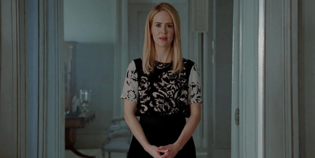 Sarah Paulson dans le rôle de Sally « hypodermique »