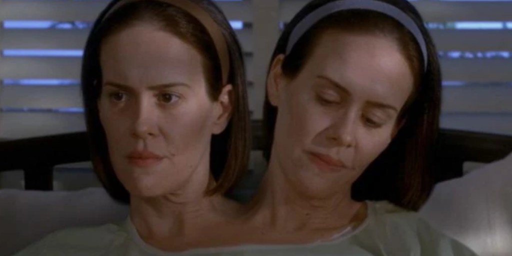 Sarah Paulson dans le rôle des jumeaux Tattler