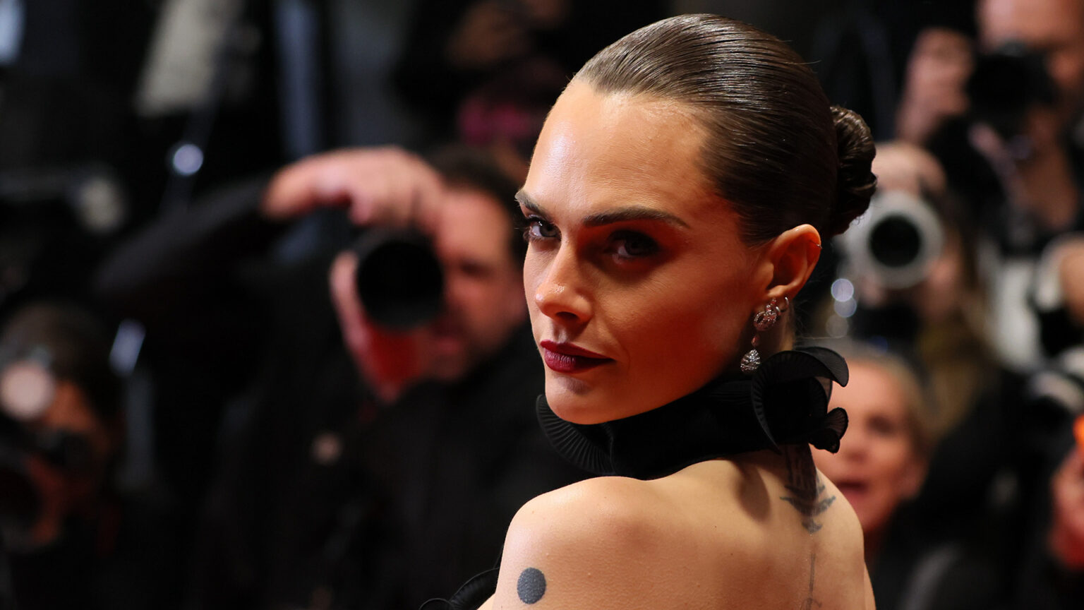 Cara Delevingne entre dans l'histoire en tant que première star lesbienne de la couverture de Playboy Caitlynn McDaniel