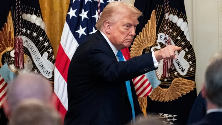 Donald Trump laisse la foule stupéfaite par une étrange blague de « plan à trois » sur ses fils Logo