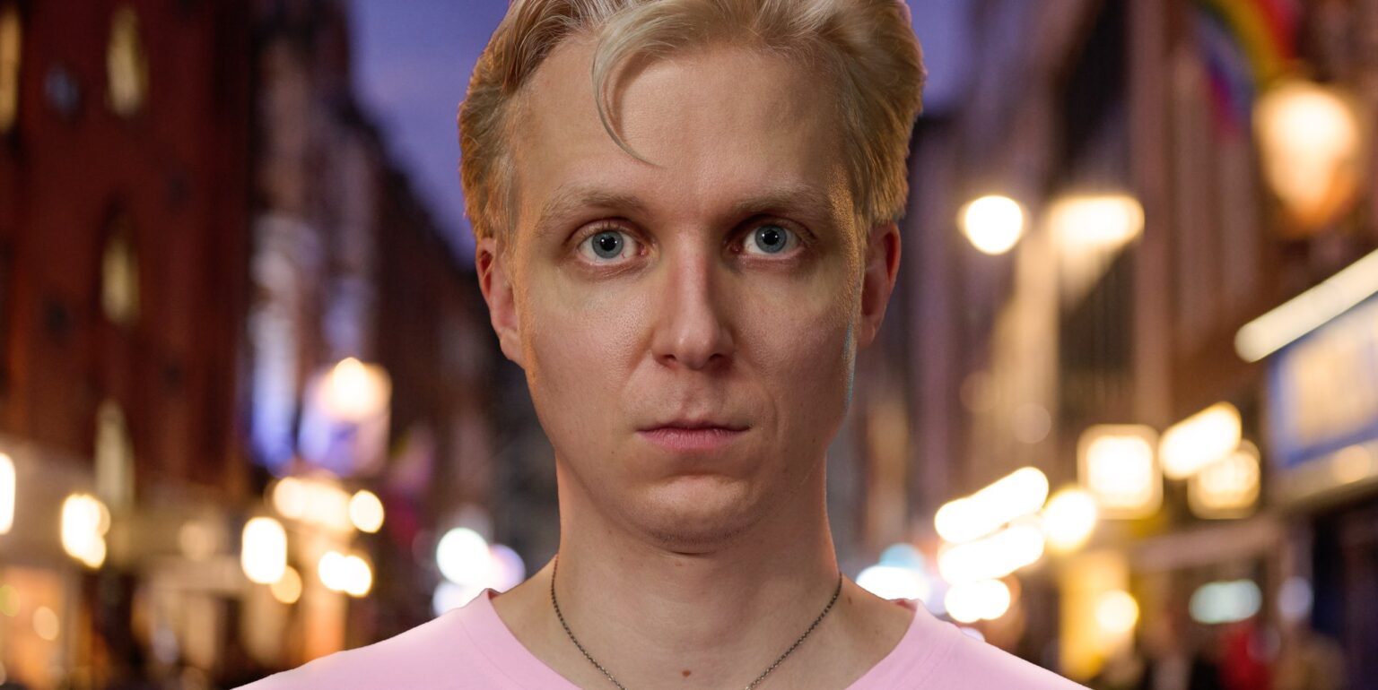 « J'ai été victime d'une agression homophobe, j'en ai fait une comédie ridicule » Linus Karp was Hit With an Umbrella