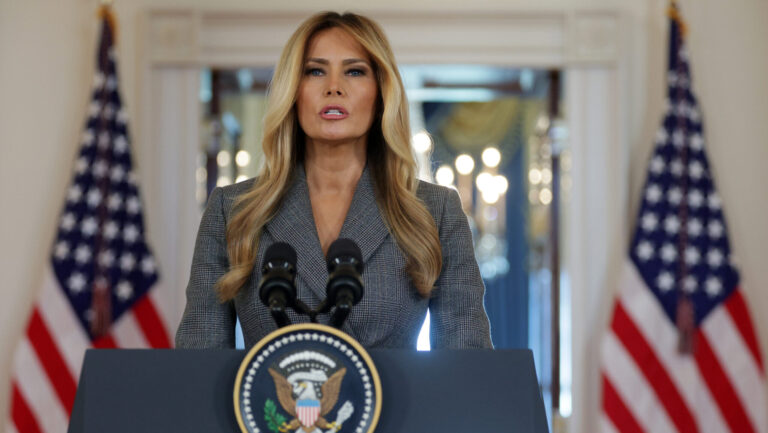 Le message LGBTQ+ « des deux côtés » de Melania Trump déclenche une tempête politique Logo