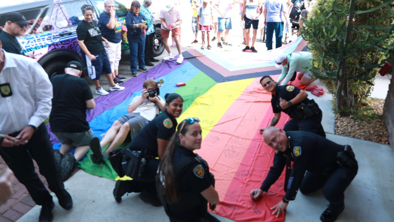 Les chefs de police se joignent à la reconstitution de Stonewall dans une finale puissante de la fierté Logo