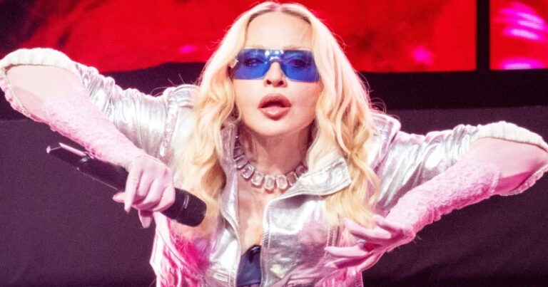 Tout ce que vous devez savoir sur le nouvel album de Madonna, Confessions II Madonna's Confessions II est maintenant disponible. Madonna sur scène avec une veste argentée et des lunettes bleues
