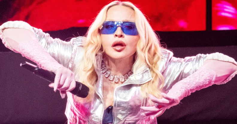 Tout ce que vous devez savoir sur le nouvel album de Madonna, Confessions II Madonna's Confessions II est maintenant disponible. Madonna sur scène avec une veste argentée et des lunettes bleues