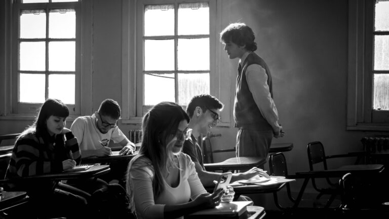 Un enseignant banni après avoir qualifié les personnes LGBTQ+ de « malades mentaux » pendant un cours d'histoire Logo