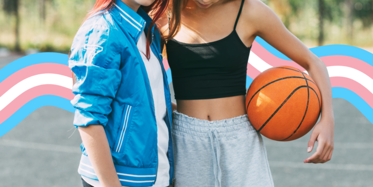 Des mesures électorales extrêmes pourraient imposer des inspections anatomiques pour les équipes sportives féminines Two faceless girls on a basketball court. One of them is holding a basketball under her arm. There is a banner in the colours of the trans flag behind them.