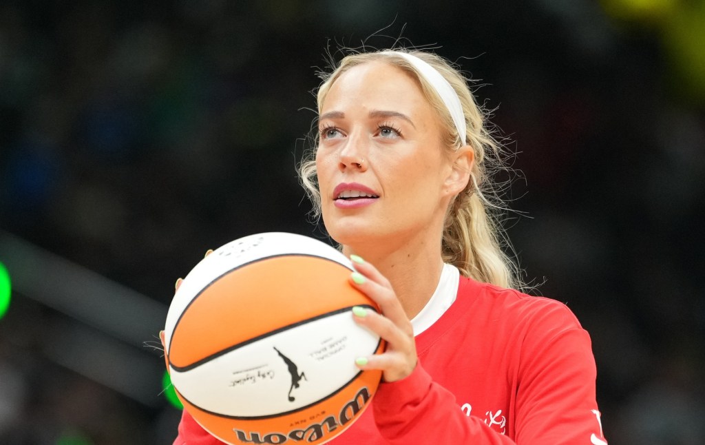 Sophie Cunningham #8 de l'Indiana Fever s'échauffe avant le match contre le Seattle Storm